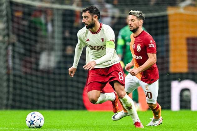 ISTANBUL - (l-r) Bruno Fernandes of Manchester United, ManU FC, Dries Mertens of Galatasaray during the UEFA Champions League Group A match between Galatasaray SK and Manchester United FC at Ali Sami Yen Spor Kompleksi Stadium on November 29 in Istanbul, Turkey. ANP Hollandse Hoogte UEFA Champions League 2023 24 2023 2024 xVIxANPxSportx xGerritxvanxKeulenxIVx 485046203 originalFilename: 485046203.jpg