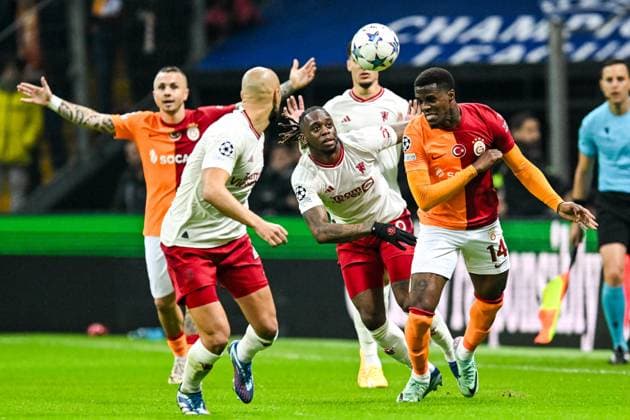 ISTANBUL - (l-r) Aaron Wan Bissaka of Manchester United, ManU FC, Wilfried Zaha of Galatasaray during the UEFA Champions League Group A match between Galatasaray SK and Manchester United FC at Ali Sami Yen Spor Kompleksi Stadium on November 29 in Istanbul, Turkey. ANP Hollandse Hoogte UEFA Champions League 2023 24 2023 2024 xVIxANPxSportx xGerritxvanxKeulenxIVx 485047016 originalFilename: 485047016.jpg