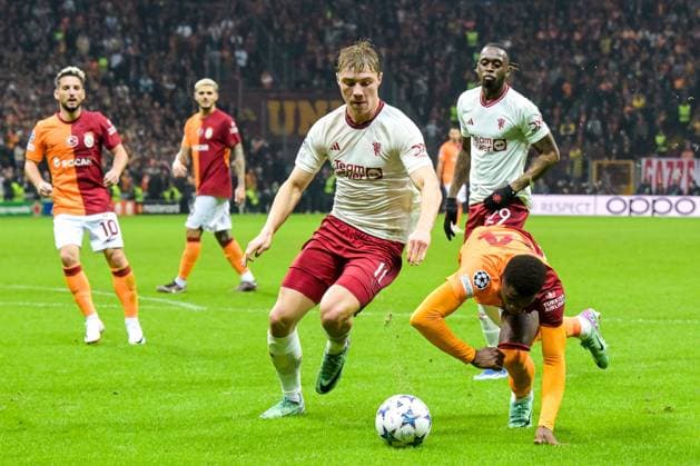 ISTANBUL - (l-r) Rasmus Hojlund of Manchester United, ManU FC, Wilfried Zaha of Galatasaray during the UEFA Champions League Group A match between Galatasaray SK and Manchester United FC at Ali Sami Yen Spor Kompleksi Stadium on November 29 in Istanbul, Turkey. ANP Hollandse Hoogte UEFA Champions League 2023 24 2023 2024 xVIxANPxSportx xGerritxvanxKeulenxIVx 485047097 originalFilename: 485047097.jpg