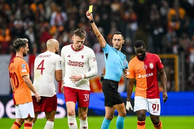 ISTANBUL - Sofyan Amrabat of Manchester United, ManU FC received a yellow card from referee Jose Maria Sanchez during the UEFA Champions League Group A match between Galatasaray SK and Manchester United FC at the Ali Sami Yen Spor Kompleksi Stadium on November 29 in Istanbul, Turkey. ANP Hollandse Hoogte UEFA Champions League 2023 24 2023 2024 xVIxANPxSportx xGerritxvanxKeulenxIVx 485047284 originalFilename: 485047284.jpg