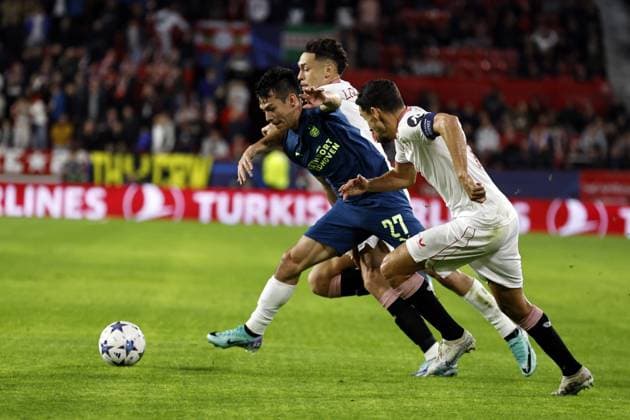 SEVILLA - (l-r) Hirving Lozano of PSV Eindhoven, Lucas Ocampos of Sevilla FC, Jesus Navas of Sevilla FC during the UEFA Champions League group B match between Sevilla FC and PSV Eindhoven at the Estadio Ramon Sanchez-Pizjuan on November 29, 2023 in Seville , Spain. ANP MAURICE VAN STEEN UEFA Champions League 2023 24 2023 2024 xVIxANPxSportx xxANPxIVx 485048114 originalFilename: 485048114.jpg