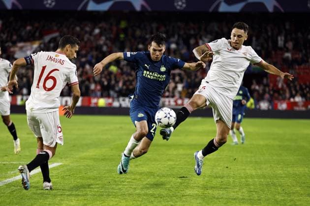 SEVILLA - (l-r) Jesus Navas of Sevilla FC, Hirving Lozano of PSV Eindhoven, Lucas Ocampos of Sevilla FC during the UEFA Champions League group B match between Sevilla FC and PSV Eindhoven at the Estadio Ramon Sanchez-Pizjuan on November 29, 2023 in Seville , Spain. ANP MAURICE VAN STEEN UEFA Champions League 2023 24 2023 2024 xVIxANPxSportx xxANPxIVx 485048124 originalFilename: 485048124.jpg