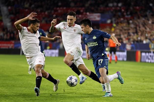 SEVILLA - (l-r) Jesus Navas of Sevilla FC, Hirving Lozano of PSV Eindhoven, Lucas Ocampos of Sevilla FC during the UEFA Champions League group B match between Sevilla FC and PSV Eindhoven at the Estadio Ramon Sanchez-Pizjuan on November 29, 2023 in Seville , Spain. ANP MAURICE VAN STEEN UEFA Champions League 2023 24 2023 2024 xVIxANPxSportx xxANPxIVx 485048150 originalFilename: 485048150.jpg