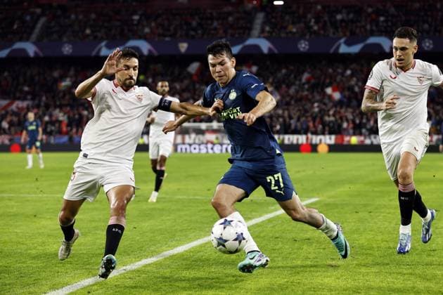 SEVILLA - (l-r) Jesus Navas of Sevilla FC, Hirving Lozano of PSV Eindhoven during the UEFA Champions League Group B match between Sevilla FC and PSV Eindhoven at the Estadio Ramon Sanchez-Pizjuan on November 29, 2023 in Seville, Spain. ANP MAURICE VAN STEEN UEFA Champions League 2023 24 2023 2024 xVIxANPxSportx xxANPxIVx 485048171 originalFilename: 485048171.jpg