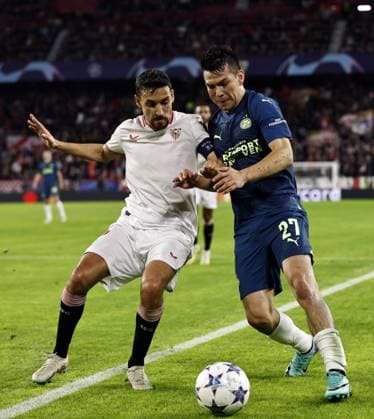 SEVILLA - (l-r) Jesus Navas of Sevilla FC, Hirving Lozano of PSV Eindhoven during the UEFA Champions League Group B match between Sevilla FC and PSV Eindhoven at the Estadio Ramon Sanchez-Pizjuan on November 29, 2023 in Seville, Spain. ANP MAURICE VAN STEEN UEFA Champions League 2023 24 2023 2024 xVIxANPxSportx xxANPxIVx 485048193 originalFilename: 485048193.jpg