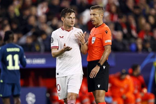SEVILLA - (l-r) Ivan Rakitic of Sevilla FC, referee Davide Massa during the UEFA Champions League Group B match between Sevilla FC and PSV Eindhoven at the Estadio Ramon Sanchez-Pizjuan on November 29, 2023 in Seville, Spain. ANP MAURICE VAN STEEN UEFA Champions League 2023 24 2023 2024 xVIxANPxSportx xxANPxIVx 485048215 originalFilename: 485048215.jpg