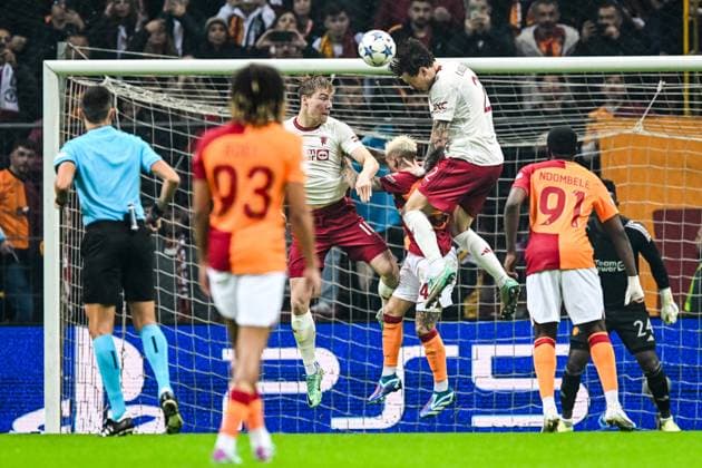 ISTANBUL - (l-r) Rasmus Hojlund of Manchester United, ManU FC, Victor Lindelof of Manchester United FC during the UEFA Champions League Group A match between Galatasaray SK and Manchester United FC at Ali Sami Yen Spor Kompleksi Stadium on November 29 in Istanbul, Turkey. ANP Hollandse Hoogte UEFA Champions League 2023 24 2023 2024 xVIxANPxSportx xGerritxvanxKeulenxIVx 485048761 originalFilename: 485048761.jpg