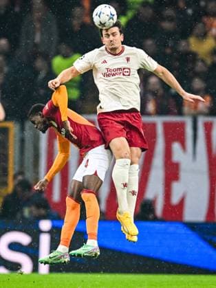 ISTANBUL - (l-r) Wilfried Zaha of Galatasaray, Harry Maguire of Manchester United, ManU FC during the UEFA Champions League Group A match between Galatasaray SK and Manchester United FC at Ali Sami Yen Spor Kompleksi Stadium on November 29 in Istanbul, Turkey. ANP Hollandse Hoogte UEFA Champions League 2023 24 2023 2024 xVIxANPxSportx xGerritxvanxKeulenxIVx 485048858 originalFilename: 485048858.jpg