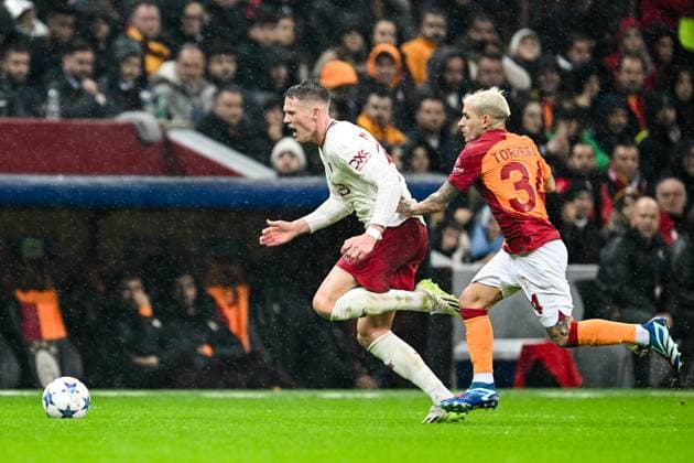 ISTANBUL - (l-r) Scott McTominay of Manchester United, ManU FC, Lucas Torreira of Galatasaray during the UEFA Champions League Group A match between Galatasaray SK and Manchester United FC at Ali Sami Yen Spor Kompleksi Stadium on November 29 in Istanbul, Turkey. ANP Hollandse Hoogte UEFA Champions League 2023 24 2023 2024 xVIxANPxSportx xGerritxvanxKeulenxIVx 485049503 originalFilename: 485049503.jpg
