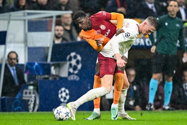 ISTANBUL - (l-r) Wilfried Zaha of Galatasaray, Scott McTominay of Manchester United, ManU FC during the UEFA Champions League Group A match between Galatasaray SK and Manchester United FC at Ali Sami Yen Spor Kompleksi Stadium on November 29 in Istanbul, Turkey. ANP Hollandse Hoogte UEFA Champions League 2023 24 2023 2024 xVIxANPxSportx xGerritxvanxKeulenxIVx 485049760 originalFilename: 485049760.jpg