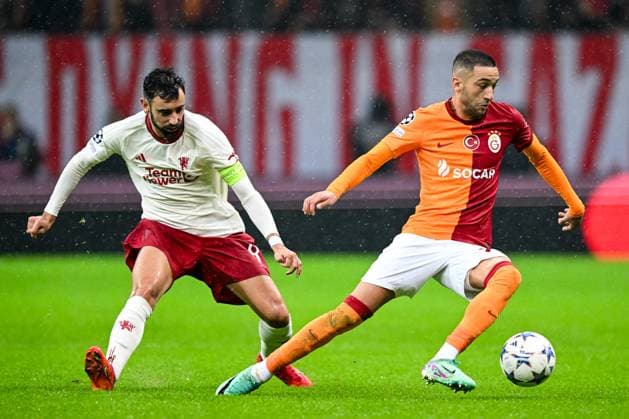 ISTANBUL - (l-r) Bruno Fernandes of Manchester United, ManU FC, Hakim Ziyech of Galatasaray during the UEFA Champions League Group A match between Galatasaray SK and Manchester United FC at Ali Sami Yen Spor Kompleksi Stadium on November 29 in Istanbul, Turkey. ANP Hollandse Hoogte UEFA Champions League 2023 24 2023 2024 xVIxANPxSportx xGerritxvanxKeulenxIVx 485049814 originalFilename: 485049814.jpg