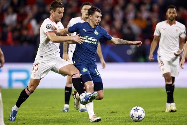 SEVILLA - (l-r) Ivan Rakitic of Sevilla FC, Olivier Boscagli of PSV Eindhoven during the UEFA Champions League Group B match between Sevilla FC and PSV Eindhoven at the Estadio Ramon Sanchez-Pizjuan on November 29, 2023 in Seville, Spain. ANP MAURICE VAN STEEN UEFA Champions League 2023 24 2023 2024 xVIxANPxSportx xxANPxIVx 485049897 originalFilename: 485049897.jpg