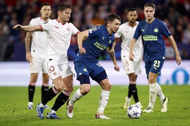 SEVILLA - (l-r) Ivan Rakitic of Sevilla FC, Olivier Boscagli of PSV Eindhoven during the UEFA Champions League Group B match between Sevilla FC and PSV Eindhoven at the Estadio Ramon Sanchez-Pizjuan on November 29, 2023 in Seville, Spain. ANP MAURICE VAN STEEN UEFA Champions League 2023 24 2023 2024 xVIxANPxSportx xxANPxIVx 485049996 originalFilename: 485049996.jpg