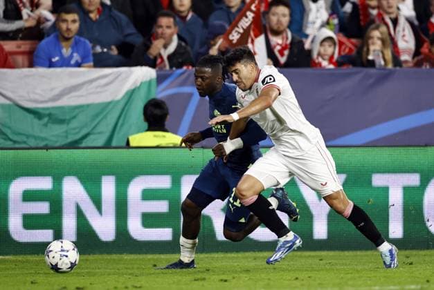 SEVILLA - (l-r) Johan Bakayoko of PSV Eindhoven, Marcus Acuna of Sevilla FC during the UEFA Champions League Group B match between Sevilla FC and PSV Eindhoven at the Estadio Ramon Sanchez-Pizjuan on November 29, 2023 in Seville, Spain. ANP MAURICE VAN STEEN UEFA Champions League 2023 24 2023 2024 xVIxANPxSportx xxANPxIVx 485050001 originalFilename: 485050001.jpg