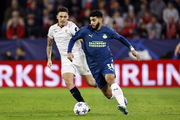 SEVILLA - (l-r) Lucas Ocampos of Sevilla FC, Ismael Saibari of PSV Eindhoven during the UEFA Champions League Group B match between Sevilla FC and PSV Eindhoven at the Estadio Ramon Sanchez-Pizjuan on November 29, 2023 in Seville, Spain. ANP MAURICE VAN STEEN UEFA Champions League 2023 24 2023 2024 xVIxANPxSportx xxANPxIVx 485050065 originalFilename: 485050065.jpg