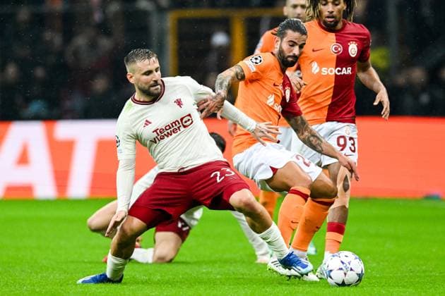 ISTANBUL - (l-r) Luke Shaw of Manchester United, ManU FC, Abdulkerim Bardakci of Galatasaray during the UEFA Champions League Group A match between Galatasaray SK and Manchester United FC at Ali Sami Yen Spor Kompleksi Stadium on November 29 in Istanbul, Turkey. ANP Hollandse Hoogte UEFA Champions League 2023 24 2023 2024 xVIxANPxSportx xGerritxvanxKeulenxIVx 485050352 originalFilename: 485050352.jpg