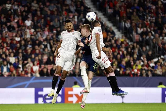 SEVILLA - (l-r) Djibril Sow of Sevilla FC, Jerdy Schouten of PSV, Fernando of Sevilla FC during the UEFA Champions League Group B match between Sevilla FC and PSV Eindhoven at the Estadio Ramon Sanchez-Pizjuan on November 29, 2023 in Seville, Spain . ANP MAURICE VAN STEEN UEFA Champions League 2023 24 2023 2024 xVIxANPxSportx xxANPxIVx 485050479 originalFilename: 485050479.jpg