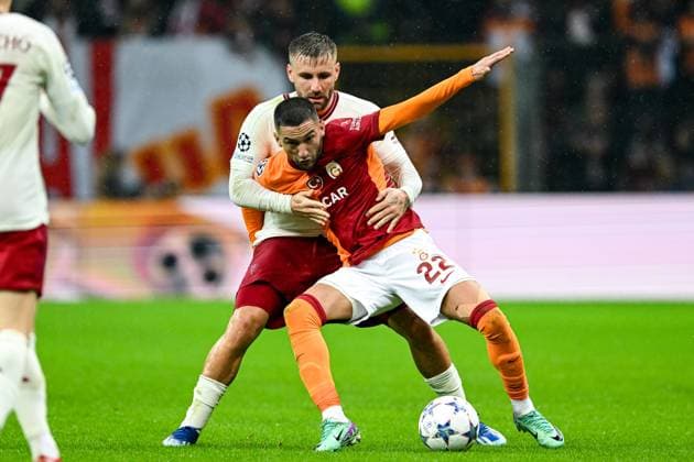 ISTANBUL - (l-r) Luke Shaw of Manchester United, ManU FC, Hakim Ziyech of Galatasaray during the UEFA Champions League Group A match between Galatasaray SK and Manchester United FC at Ali Sami Yen Spor Kompleksi Stadium on November 29 in Istanbul, Turkey. ANP Hollandse Hoogte UEFA Champions League 2023 24 2023 2024 xVIxANPxSportx xGerritxvanxKeulenxIVx 485050718 originalFilename: 485050718.jpg