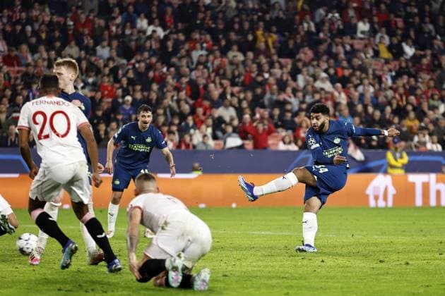 SEVILLA - Ismael Saibari of PSV Eindhoven (R) during the UEFA Champions League Group B match between Sevilla FC and PSV Eindhoven at the Estadio Ramon Sanchez-Pizjuan on November 29, 2023 in Seville, Spain. ANP MAURICE VAN STEEN UEFA Champions League 2023 24 2023 2024 xVIxANPxSportx xxANPxIVx 485050660 originalFilename: 485050660.jpg