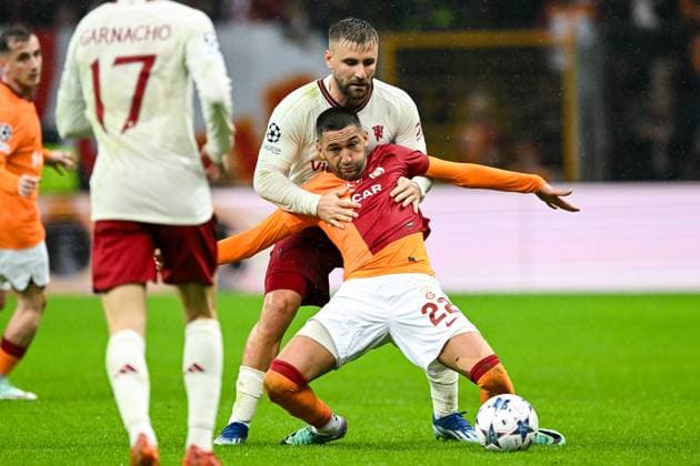 ISTANBUL - (l-r) Luke Shaw of Manchester United, ManU FC, Hakim Ziyech of Galatasaray during the UEFA Champions League Group A match between Galatasaray SK and Manchester United FC at Ali Sami Yen Spor Kompleksi Stadium on November 29 in Istanbul, Turkey. ANP Hollandse Hoogte UEFA Champions League 2023 24 2023 2024 xVIxANPxSportx xGerritxvanxKeulenxIVx 485050751 originalFilename: 485050751.jpg