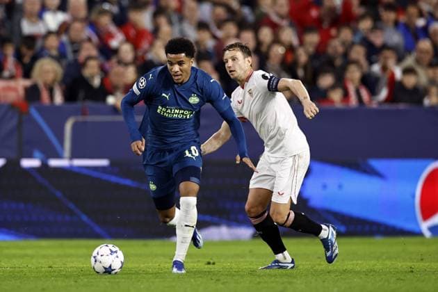 SEVILLA - (l-r) Malik Tillman of PSV Eindhoven, Ivan Rakitic of Sevilla FC during the UEFA Champions League Group B match between Sevilla FC and PSV Eindhoven at the Estadio Ramon Sanchez-Pizjuan on November 29, 2023 in Seville, Spain. ANP MAURICE VAN STEEN UEFA Champions League 2023 24 2023 2024 xVIxANPxSportx xxANPxIVx 485050784 originalFilename: 485050784.jpg