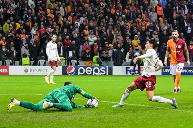 ISTANBUL - (l-r) Galatasaray goalkeeper Fernando Muslera, Facundo Pellistri of Manchester United, ManU FC during the UEFA Champions League Group A match between Galatasaray SK and Manchester United FC at Ali Sami Yen Spor Kompleksi Stadium on November 29 in Istanbul, Turkey. ANP Hollandse Hoogte UEFA Champions League 2023 24 2023 2024 xVIxANPxSportx xGerritxvanxKeulenxIVx 485050836 originalFilename: 485050836.jpg