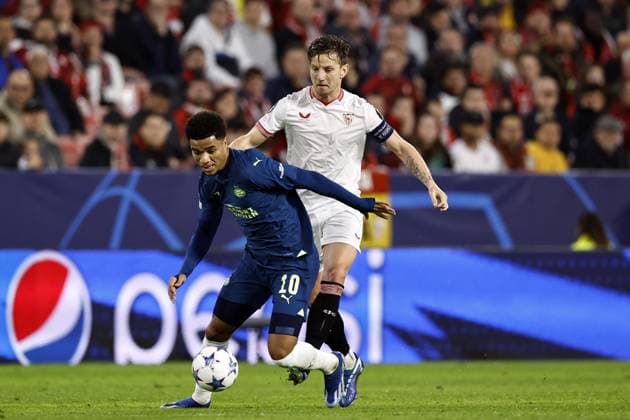 SEVILLA - (l-r) Malik Tillman of PSV Eindhoven, Ivan Rakitic of Sevilla FC during the UEFA Champions League Group B match between Sevilla FC and PSV Eindhoven at the Estadio Ramon Sanchez-Pizjuan on November 29, 2023 in Seville, Spain. ANP MAURICE VAN STEEN UEFA Champions League 2023 24 2023 2024 xVIxANPxSportx xxANPxIVx 485050803 originalFilename: 485050803.jpg