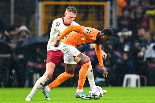 ISTANBUL - (l-r) Scott McTominay of Manchester United, ManU FC, Wilfried Zaha of Galatasaray during the UEFA Champions League Group A match between Galatasaray SK and Manchester United FC at Ali Sami Yen Spor Kompleksi Stadium on November 29 in Istanbul, Turkey. ANP Hollandse Hoogte UEFA Champions League 2023 24 2023 2024 xVIxANPxSportx xGerritxvanxKeulenxIVx 485050903 originalFilename: 485050903.jpg