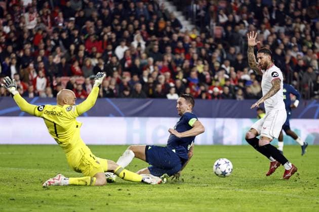 SEVILLA - (l-r) Sevilla FC goalkeeper Marko Dmitrovic, Luuk de Jong of PSV Eindhoven, Sergio Ramos of Sevilla FC during the UEFA Champions League group B match between Sevilla FC and PSV Eindhoven at the Estadio Ramon Sanchez-Pizjuan on November 29, 2023 in Seville, Spain. ANP MAURICE VAN STEEN UEFA Champions League 2023 24 2023 2024 xVIxANPxSportx xxANPxIVx 485051002 originalFilename: 485051002.jpg