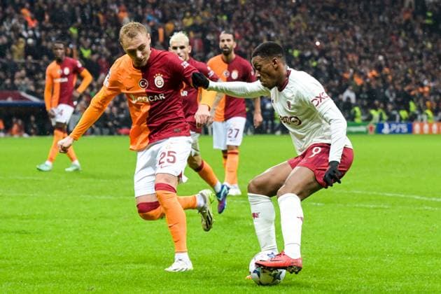 ISTANBUL - (l-r) Victor Nelsson of Galatasaray, Anthony Martial of Manchester United, ManU FC during the UEFA Champions League Group A match between Galatasaray SK and Manchester United FC at Ali Sami Yen Spor Kompleksi Stadium on November 29 in Istanbul, Turkey. ANP Hollandse Hoogte UEFA Champions League 2023 24 2023 2024 xVIxANPxSportx xGerritxvanxKeulenxIVx 485051522 originalFilename: 485051522.jpg