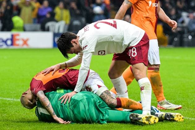 Sport Bilder des Tages ISTANBUL - (l-r) Galatasaray goalkeeper Fernando Muslera, Lucas Torreira of Galatasaray, Facundo Pellistri of Manchester United, ManU FC during the UEFA Champions League group A match between Galatasaray SK and Manchester United FC at Ali Sami Yen Spor Kompleksi Stadium on November 29 in Istanbul , Turkey. ANP Hollandse Hoogte UEFA Champions League 2023 24 2023 2024 xVIxANPxSportx xGerritxvanxKeulenxIVx 485051576 originalFilename: 485051576.jpg