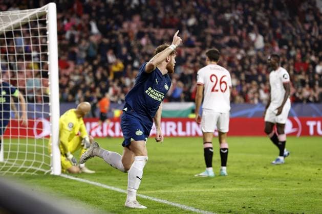 SEVILLA - Yorbe Vertessen of PSV Eindhoven celebrates the 2-2 during the UEFA Champions League group B match between Sevilla FC and PSV Eindhoven at the Estadio Ramon Sanchez-Pizjuan on November 29, 2023 in Seville, Spain. ANP MAURICE VAN STEEN UEFA Champions League 2023 24 2023 2024 xVIxANPxSportx xxANPxIVx 485051298 originalFilename: 485051298.jpg