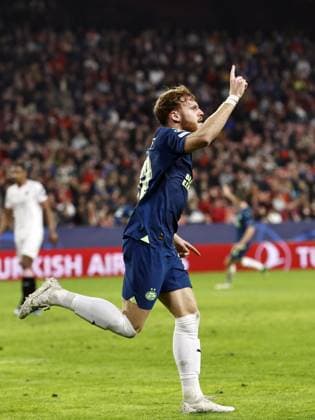 SEVILLA - Yorbe Vertessen of PSV Eindhoven celebrates the 2-2 during the UEFA Champions League group B match between Sevilla FC and PSV Eindhoven at the Estadio Ramon Sanchez-Pizjuan on November 29, 2023 in Seville, Spain. ANP MAURICE VAN STEEN UEFA Champions League 2023 24 2023 2024 xVIxANPxSportx xxANPxIVx 485051387 originalFilename: 485051387.jpg