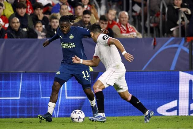 SEVILLA - (l-r) Johan Bakayoko of PSV Eindhoven, Marcus Acuna of Sevilla FC during the UEFA Champions League Group B match between Sevilla FC and PSV Eindhoven at the Estadio Ramon Sanchez-Pizjuan on November 29, 2023 in Seville, Spain. ANP MAURICE VAN STEEN UEFA Champions League 2023 24 2023 2024 xVIxANPxSportx xxANPxIVx 485051662 originalFilename: 485051662.jpg