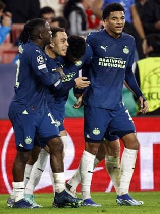 Sport Bilder des Tages SEVILLA - (l-r) Johan Bakayoko of PSV Eindhoven, Sergino Dest of PSV Eindhoven, PSV Eindhoven goalkeeper Walter Benitez, Malik Tillman of PSV Eindhoven celebrate the 2-3 during the UEFA Champions League group B match between Sevilla FC and PSV Eindhoven in the Estadio Ramon Sanchez-Pizjuan on November 29, 2023 in Seville, Spain. ANP MAURICE VAN STEEN UEFA Champions League 2023 24 2023 2024 xVIxANPxSportx xxANPxIVx 485051851 originalFilename: 485051851.jpg