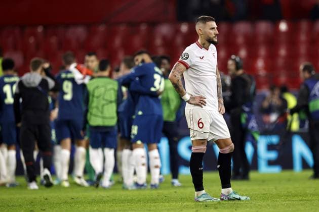 SEVILLE - Nemanja Gudelj of Sevilla FC disappointed after the UEFA Champions League Group B match between Sevilla FC and PSV Eindhoven at the Estadio Ramon Sanchez-Pizjuan on November 29, 2023 in Seville, Spain. ANP MAURICE VAN STEEN UEFA Champions League 2023 24 2023 2024 xVIxANPxSportx xxANPxIVx 485052387 originalFilename: 485052387.jpg