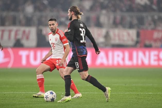 29 11 2023, Munich, Germany, Allianz Arena, Bayern Muenchen vs FC Copenhagen UEFA Champions League 2023 2024 Group A, Raphael Guerreiro FC Bayern Muenchen and Rasmus Falk F C Copenhagen in a duel Photo H Langer Munich Allianz Arena Germany  541_FCBKOP20231129_008 Langer-541