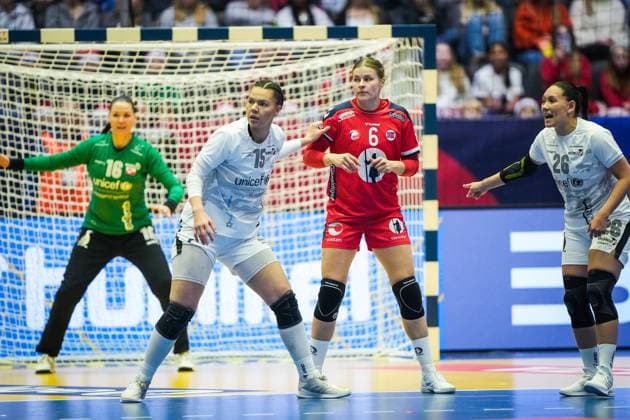 Handball-VM kvinner Norge 2023: Norge - Gronland Stavanger 20231129. Grondlands Sandra Rothberg og Norges Maren Nyland Aardahl under gruppespillkampen i VM mellom Norge og Gronland i DNB Arena. Foto: Beate Oma Dahle NTB Stavanger Norge EDITORIAL USE ONLY. RESTRICTED USE FOR BETTING COMPANIES Ref:_SPOR4o-eDNQJic.jpg  Copyright: xBeatexOmaxDahlex xNTBx