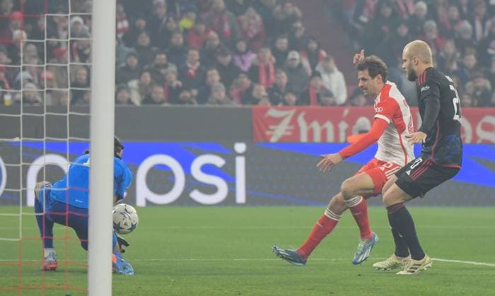 29 11 2023, xemx, Football UEFA Champions League, FC Bayern Muenchen FC Copenhagen emspor, v l Kamil Grabara FC Copenhagen , Thomas Mueller FC Bayern Muenchen , Nicolai Boilesen FC Copenhagen Zweikampf, Aktion, action, battle for the ball DFL DFB REGULATIONS PROHIBIT ANY USE OF PHOTOGRAPHS as IMAGE SEQUENCES and or QUASI VIDEO Muenchen