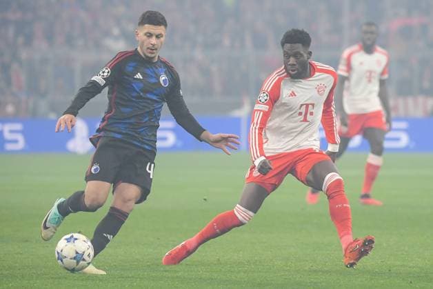 29 11 2023, xemx, Football UEFA Champions League, FC Bayern Muenchen FC Copenhagen emspor, v l Roony Bardghji FC Copenhagen , Alphonso Davies FC Bayern Muenchen DFL DFB REGULATIONS PROHIBIT ANY USE OF PHOTOGRAPHS as IMAGE SEQUENCES and or QUASI VIDEO Muenchen