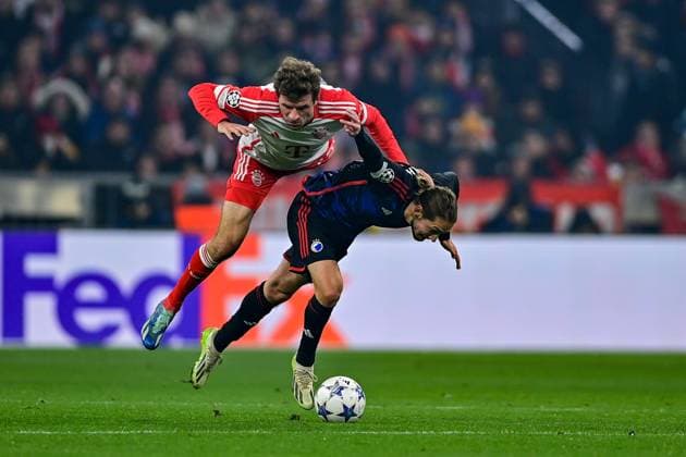 v li Thomas MÜLLER MUELLER, FC Bayern Munich, FCB, 25 Rasmus FALK FC Copenhagen, 33 in duel, duel, tackle, dynamic, action, 29 11 2023, Munich Germany , football, UEFA Champions League, group stage, FC Bayern Munich FC Copenhagen xslx