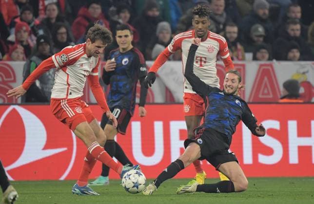 29 11 2023, xemx, Football UEFA Champions League, FC Bayern Muenchen FC Copenhagen emspor, v l Thomas Mueller FC Bayern Muenchen , Rasmus Falk FC Copenhagen Zweikampf, Aktion, action, battle for the ball DFL DFB REGULATIONS PROHIBIT ANY USE OF PHOTOGRAPHS as IMAGE SEQUENCES and or QUASI VIDEO Muenchen