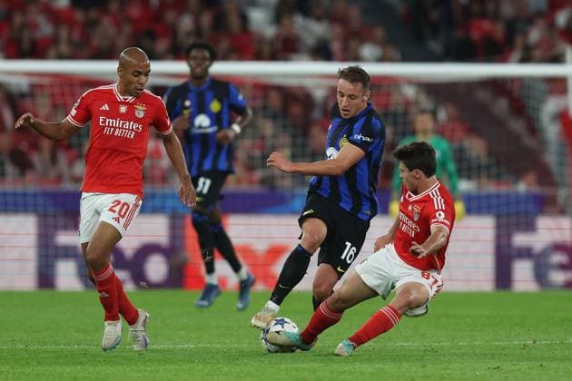 2023 11 29 UEFA Champions League Group Stage Matchday 5 Group D SL Benfica Inter Milan v l , Joao Mario S L Benfica , Davide Frattesi FC Internazionale Milano , Joao Neves S L Benfica , duel, action, action, battles for the ball Copyright: JoaquimxFerreira