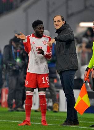 29 11 2023, Football UEFA Championsleague 2023 2024 5 Matchday Preliminary Round, FC Bayern Munich FC Copenhagen, in the Allianz Arena Munich v l Alphonso Davies FC Bayern Munich discusses with coach Thomas Tuchel FC Bayern Munich DFL and DFB regulations prohibit any use of photographs as image sequences and or quasi video