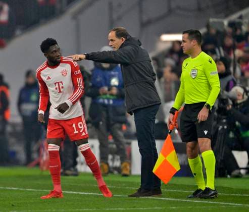 29 11 2023, Football UEFA Championsleague 2023 2024 5 Matchday Preliminary Round, FC Bayern Munich FC Copenhagen, in the Allianz Arena Munich v l Alphonso Davies FC Bayern Munich discusses with coach Thomas Tuchel FC Bayern Munich DFL and DFB regulations prohibit any use of photographs as image sequences and or quasi video