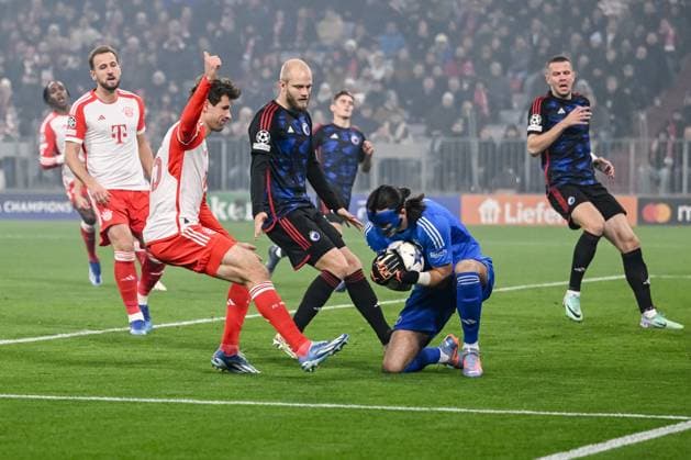29 11 2023, Munich, Germany, Allianz Arena, Bayern Muenchen vs FC Copenhagen UEFA Champions League 2023 2024 Group A, Thomas Mueller FC Bayern Muenchen , Nicolai Boilesen F C Copenhagen and goalkeeper Kamil Grabara F C Copenhagen gestures, gestures Photo H Langer Munich Allianz Arena Germany  541_FCBKOP20231129_014 Langer-541