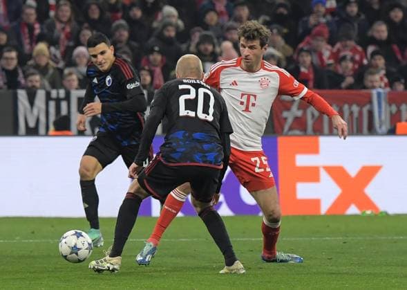 29 11 2023, xemx, Football UEFA Champions League, FC Bayern Muenchen FC Copenhagen emspor, v l Nicolai Boilesen FC Copenhagen , Thomas Mueller FC Bayern Muenchen Zweikampf, Aktion, action, battle for the ball DFL DFB REGULATIONS PROHIBIT ANY USE OF PHOTOGRAPHS as IMAGE SEQUENCES and or QUASI VIDEO Muenchen