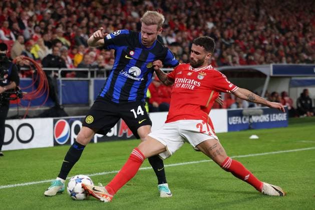2023 11 29 UEFA Champions League group stage matchday 5 Group D SL Benfica Inter Milan v l , Davy Klaassen FC Internazionale Milano , Rafa Silva S L Benfica , duel, action, action, battles for the ball Copyright: JoaquimxFerreira