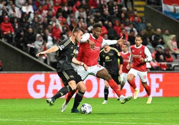 Football, Men, Season 2023 2024, UEFA Champions League Group C, Matchday 5 , SC Sporting Braga 1 FC Union Berlin, f l Robin Knoche 1 FC Union Berlin , Simon Banza SC Braga , 29 11 2023, Copyright: xMatthiasxKochx