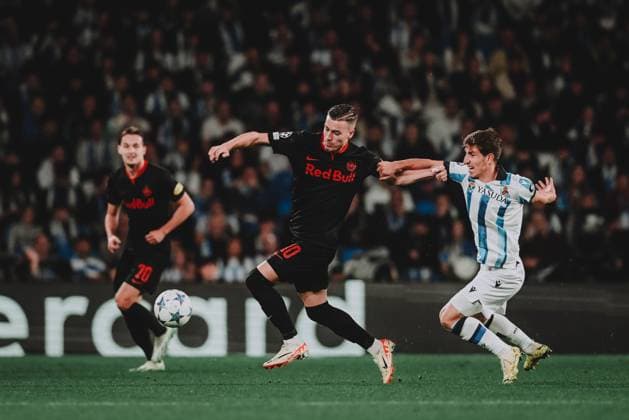 UEFA Champions League Group D: Real Sociedad - FC Salzburg SAN SEBASTIAN, SPAIN - NOVEMBER 29: Luka Sucic of FC Salzburg in action against Aihen Munoz of Real Sociedad San Sebastian during the UEFA Champions League Group D match Real Sociedad San Sebastian vs. FC Salzburg on November 29, 2023 in San Sebastian, Spain. Copyright: xAndreasxSchaadx-xFCxRedxBullxSalzburgx _AS15157LR